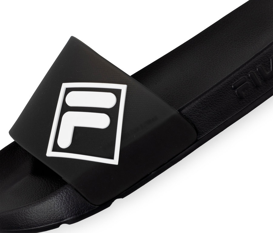 Schwarzer FILA Lugo Herren-Slipper mit weißem FILA-Logo auf dem Riemen.