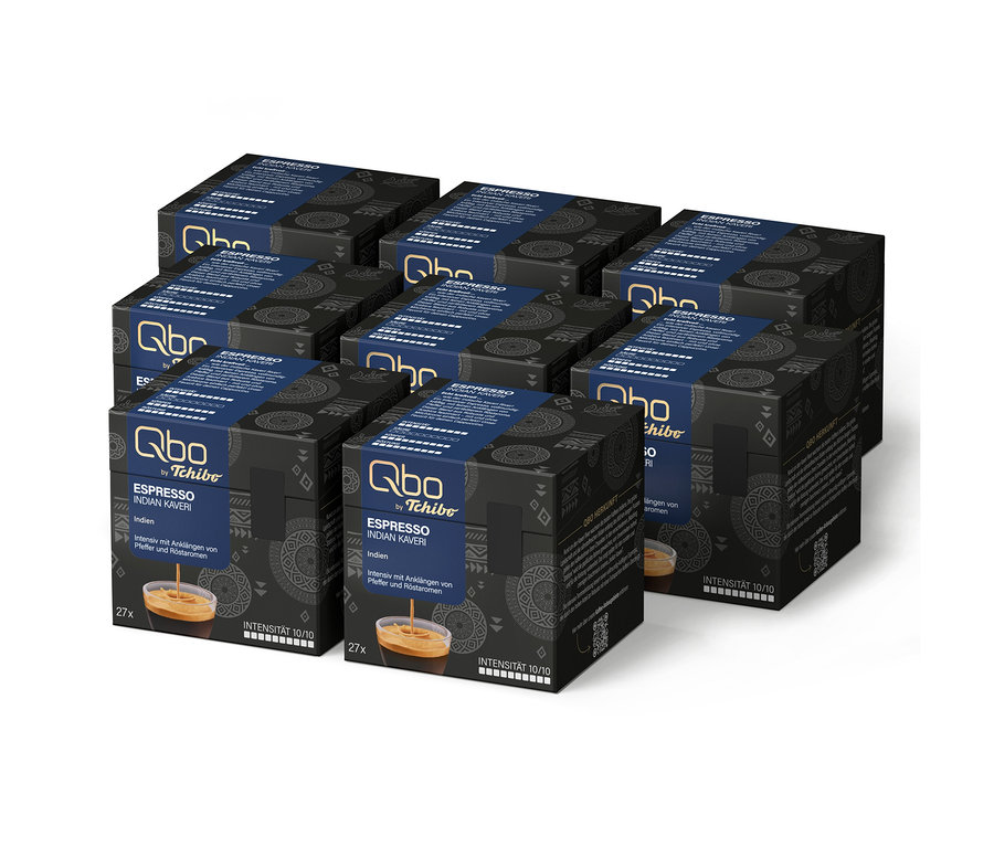Acht schwarze und blaue Packungen Qbo Espresso INDIAN KAVERI Kaffeekapseln, jede Packung enthält 27 Kapseln und zeigt ein Bild von Espresso in einem Glas.