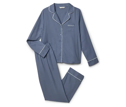Blauer Pyjama mit langen Ärmeln und Hose, weißer Paspelierung an Kragen, Ärmeln und Hosenbeinen.