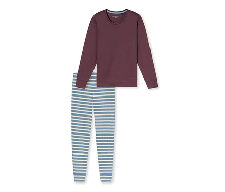 Ein zweiteiliger Schlafanzug, bestehend aus einem weinroten Langarmshirt und einer blau-weiß gestreiften Hose.