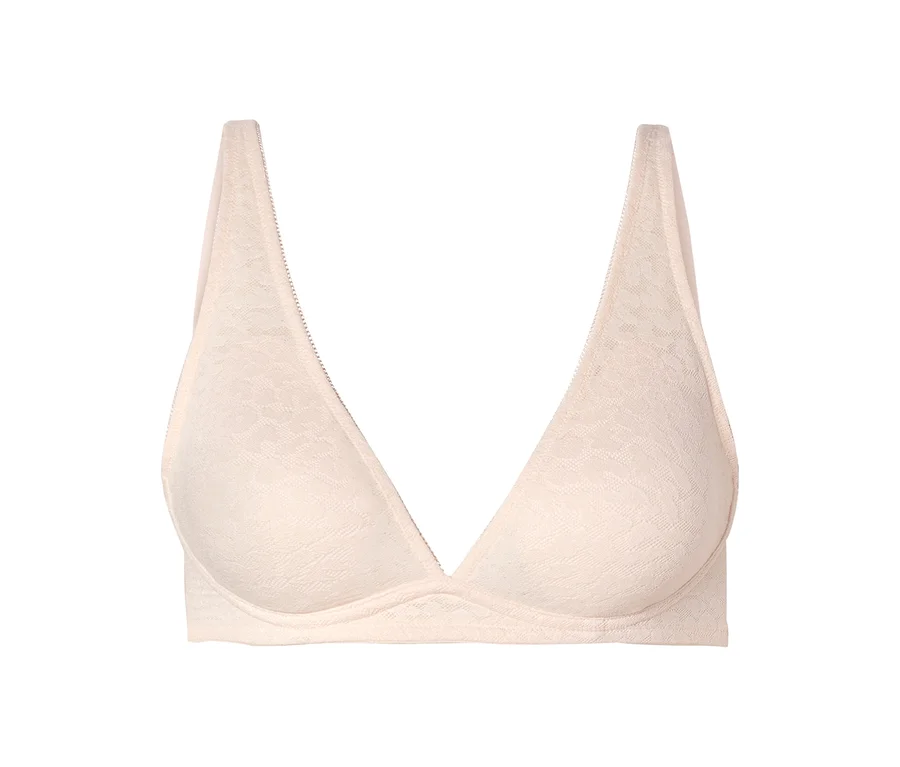 Heller beiger Soft-Cup-BH mit dreieckigen Cups und dezentem Spitzenmuster, flach auf weißem Hintergrund dargestellt.