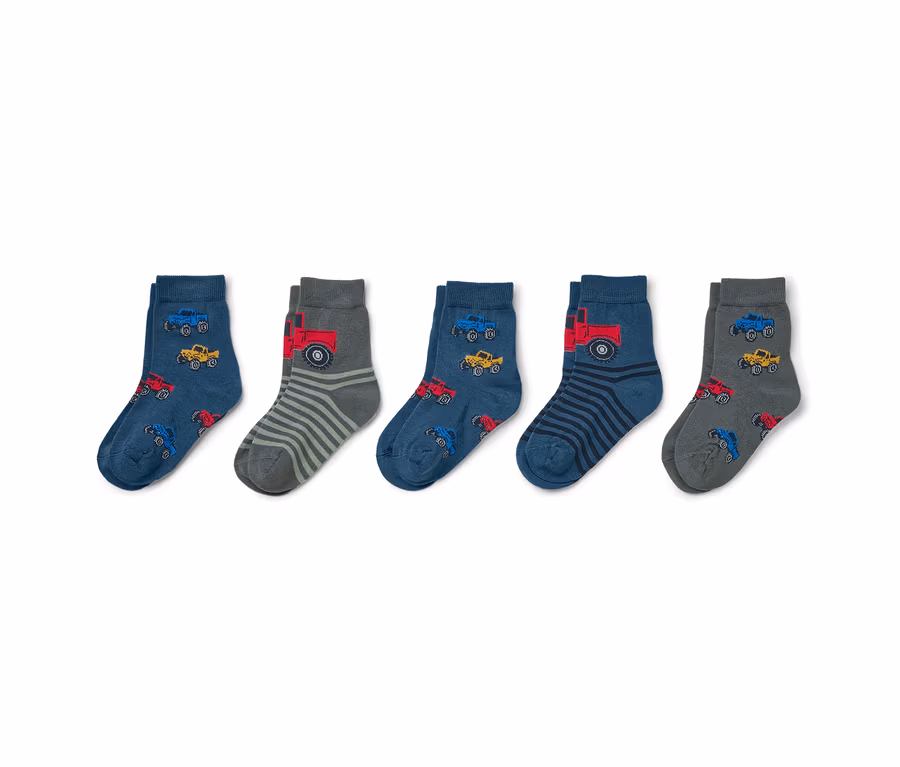 Fünf Paar Socken mit verschiedenen Auto-Designs.