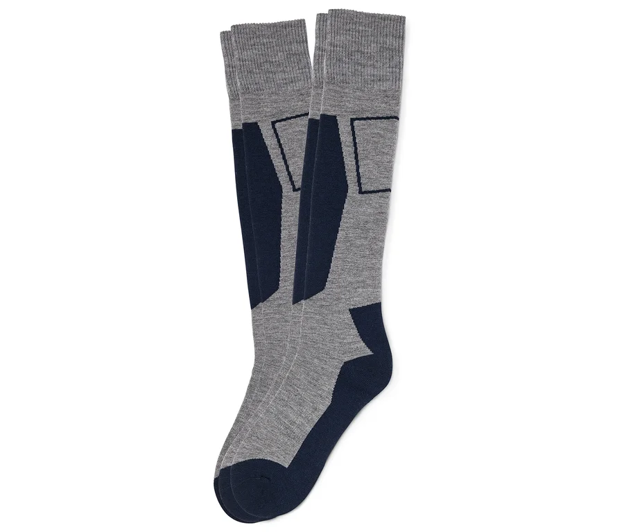Ein Paar graue und marineblaue Socken, aufrecht stehend, mit geometrischen Mustern.