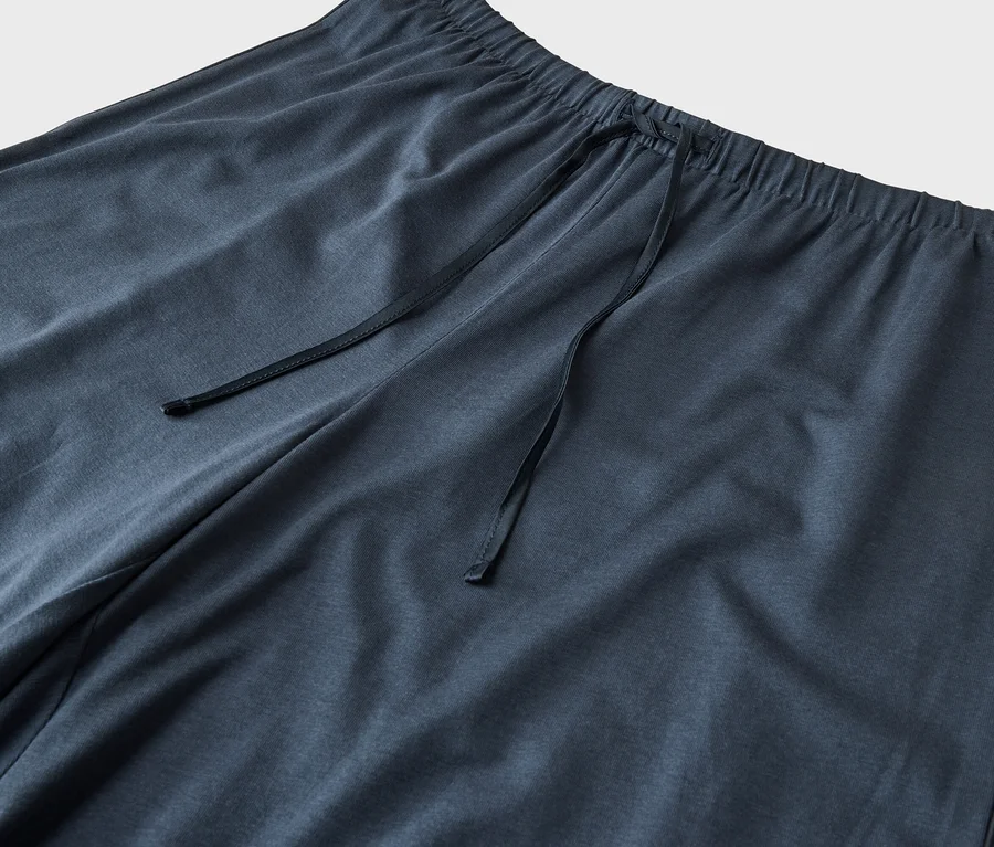 Nahaufnahme einer dunkelblauen Jogginghose mit elastischem Bund und Kordelzug.