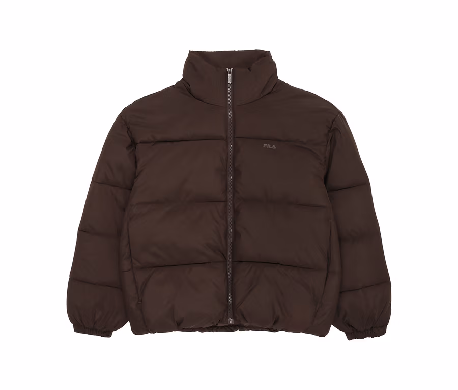 Braune FILA Damen-Steppjacke mit hohem Kragen, Reißverschluss und Logo auf der Brust.