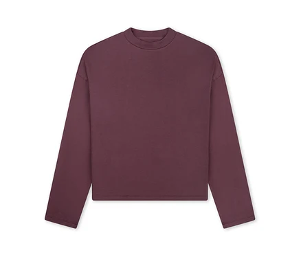 Dunkelrotes Langarmshirt mit Rundhalsausschnitt.