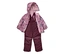 Lila Kinderjacke mit Katzenmuster und offener Kapuze über einer weinroten Latzhose.
