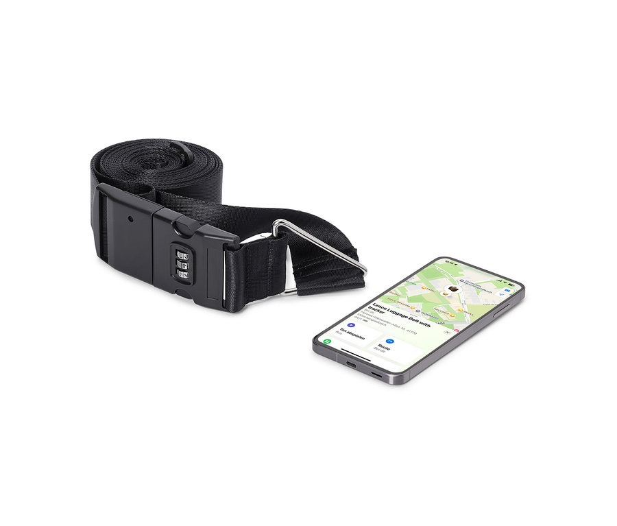 Schwarzer Gepäckgurt mit Zahlenschloss neben einem Smartphone, das eine Karten-App anzeigt.