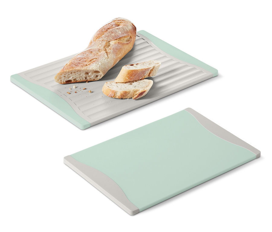 Brot und zwei Scheiben Brot auf einem von 2 Schneidebrettern.