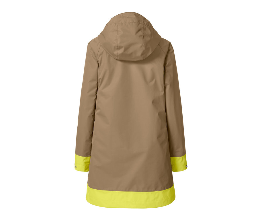 Rückansicht einer beigen Regenjacke mit Kapuze und gelben Säumen.