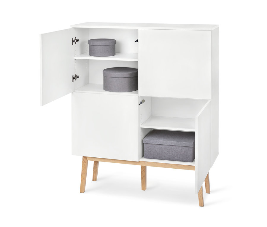 Ein weißes Highboard mit 4 Türen, wobei eine Tür geöffnet ist und graue Boxen sichtbar sind.