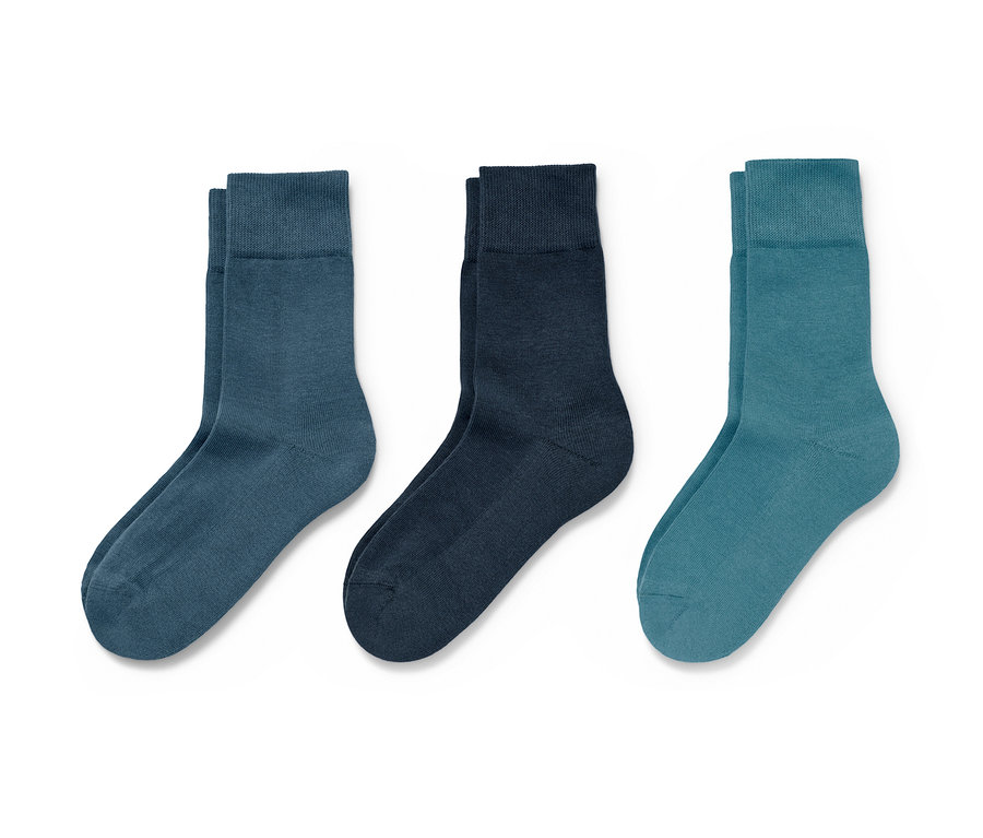 Drei Paar Socken in Grün und Blau.