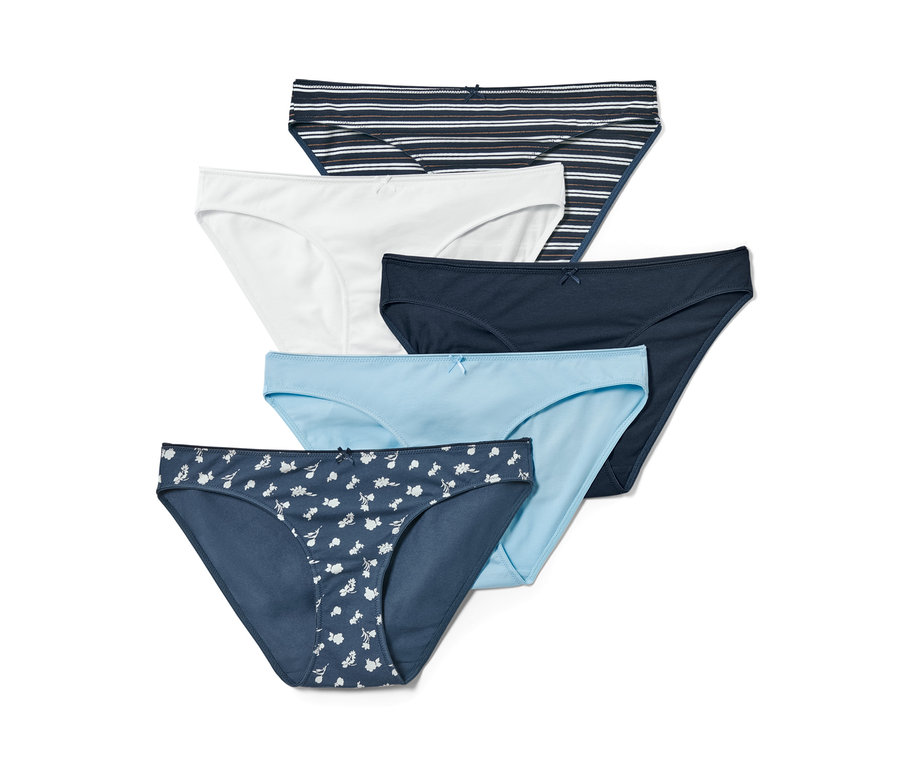 Fünf Slips in verschiedenen Farben und Mustern.