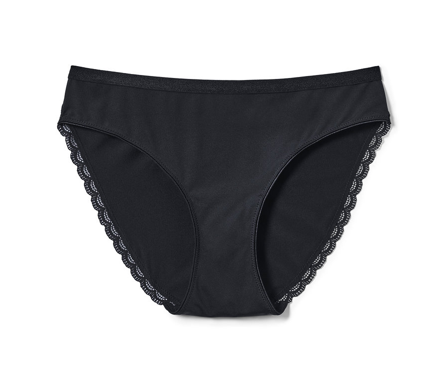 Eine einzelne, schwarze Jazzpants liegt auf einem weißen Hintergrund.