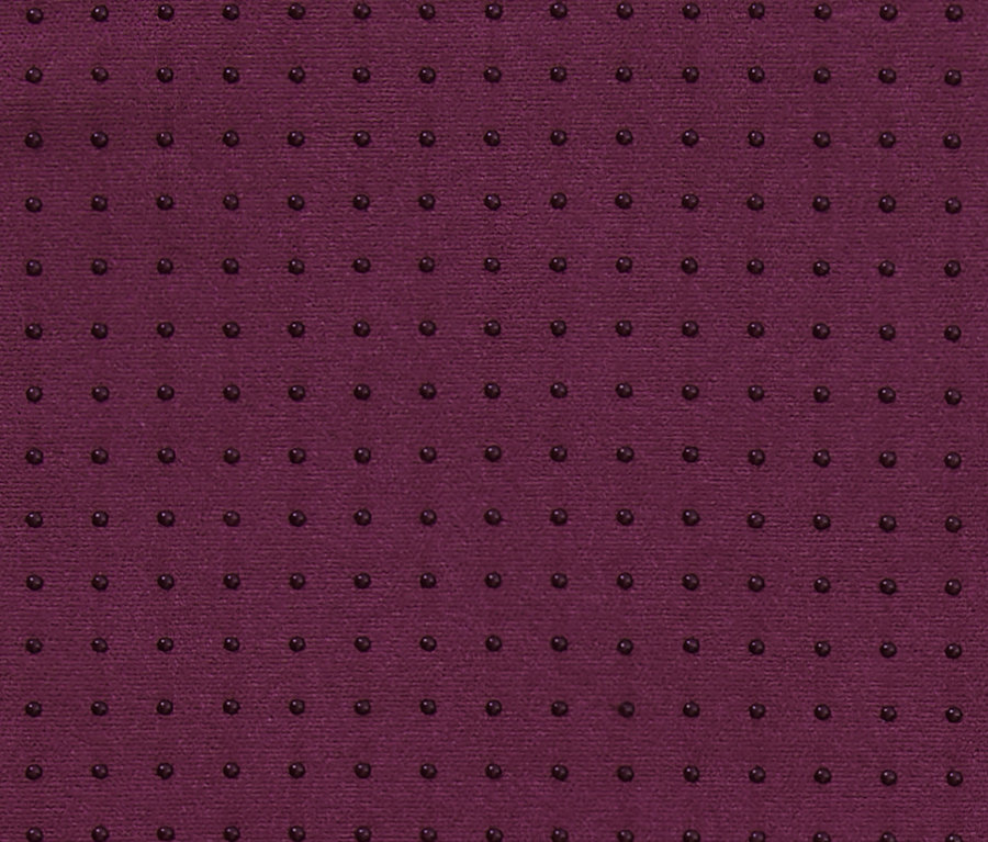 Detailaufnahme eines kleinen, lila Yoga-Handtuchs.