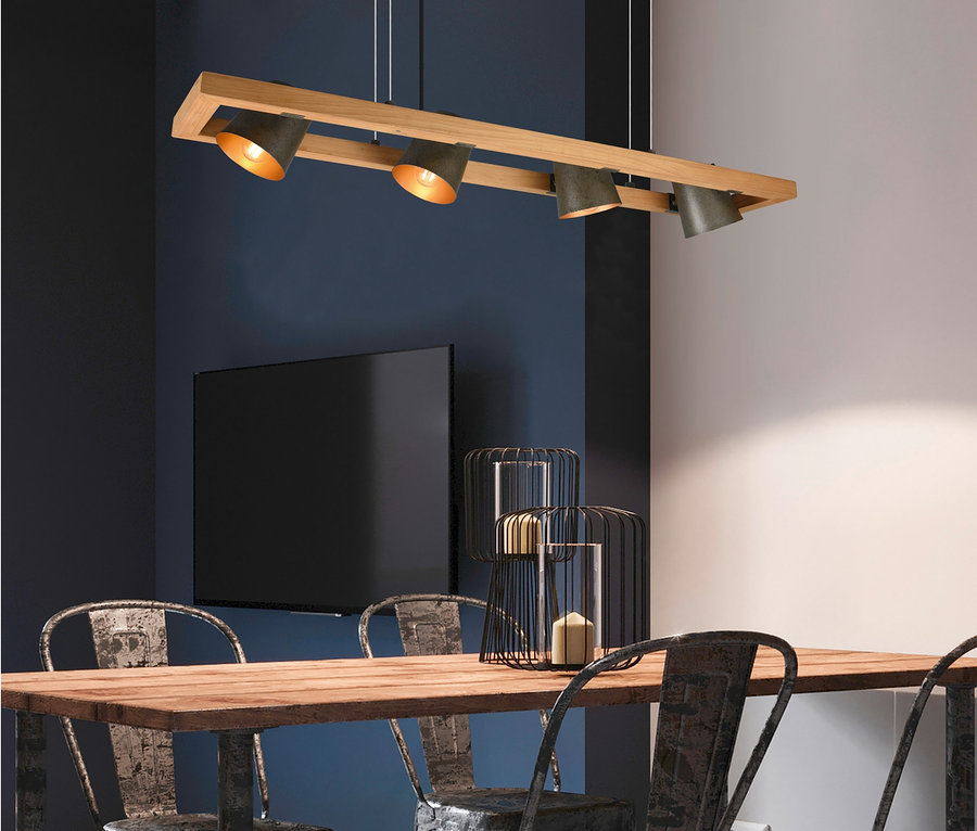 Tischgruppe mit vier Stühlen unter der vierflammigen Trio Pendelleuchte "Bell".