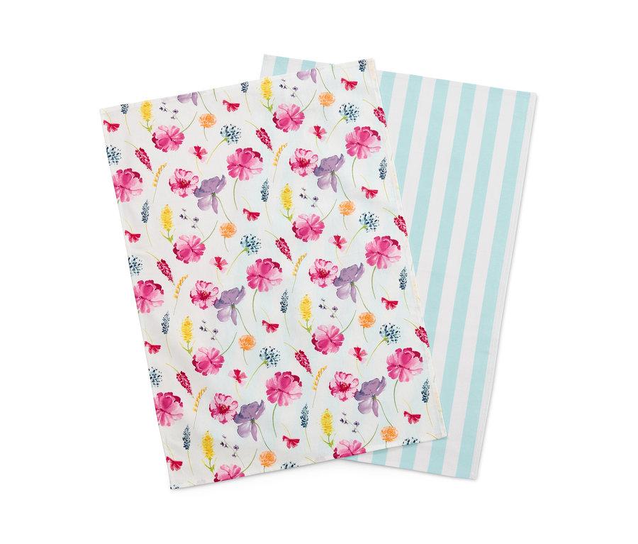 Zwei Geschirrtücher: eines mit Blumenmuster, das andere mit blauen Streifen.