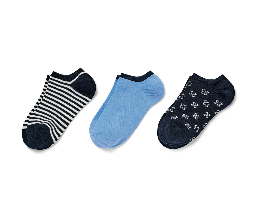 Drei Paar Sneakersocken: gestreift, blau und mit Blumenmuster.