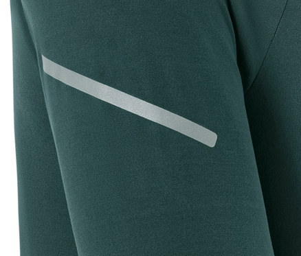 Detailaufnahme eines grünen Langarm-Funktionsshirts mit Reflexstreifen.