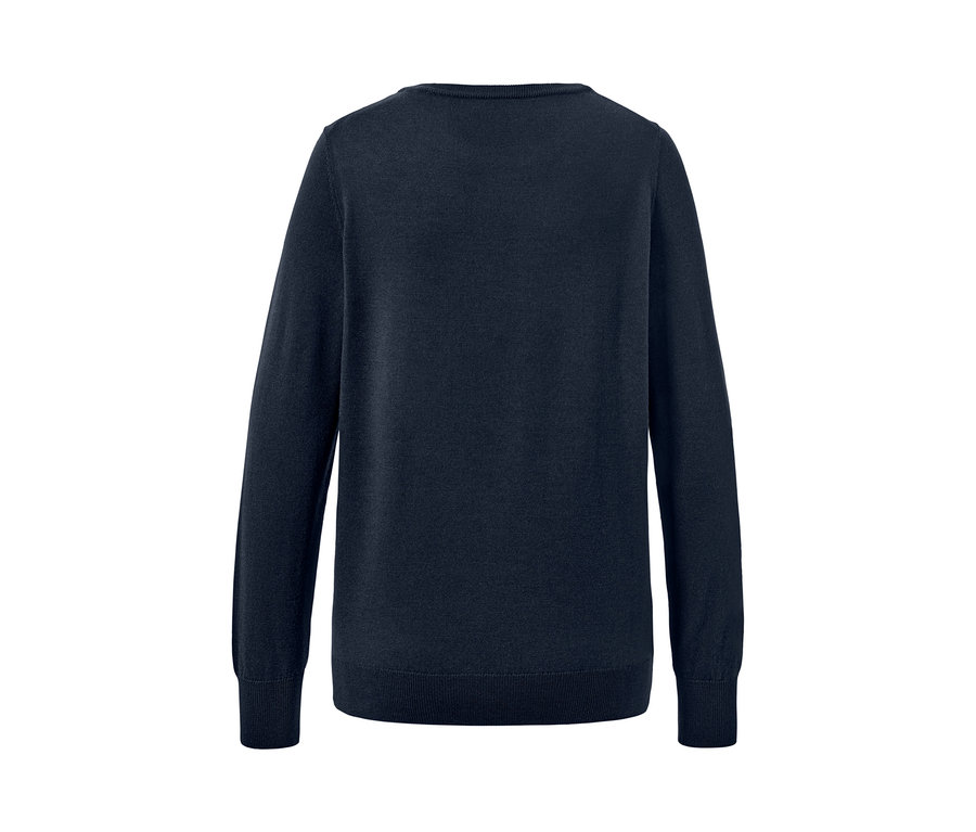 Detailansicht eines dunkelblauen Merino-Feinstrickpullovers.