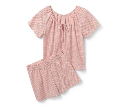 Ein rot-weiß karierter Web-Shorty-Pyjama liegt auf einem weißen Hintergrund.