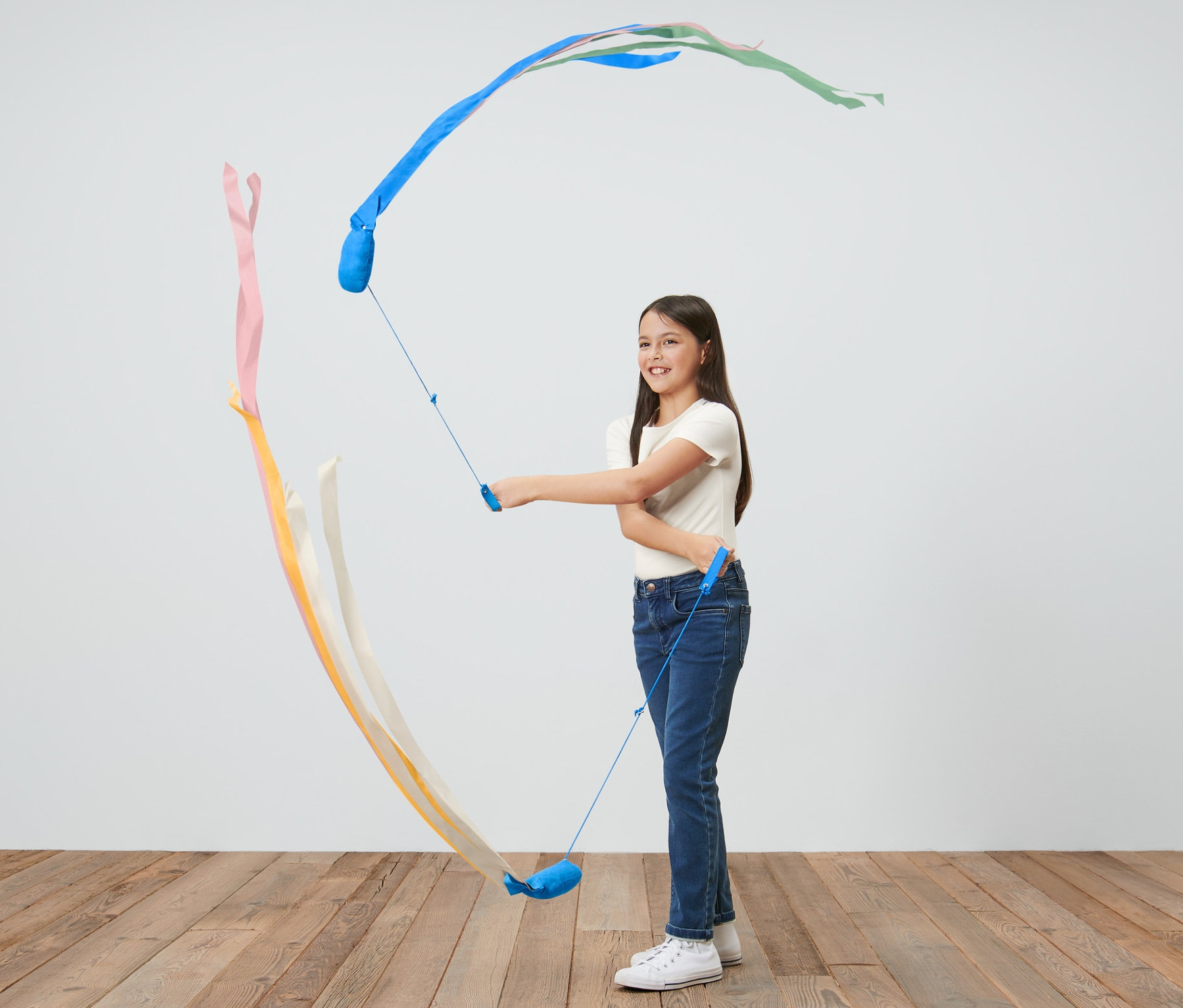 Mädchen schwingt 2 Schweif-Poi.