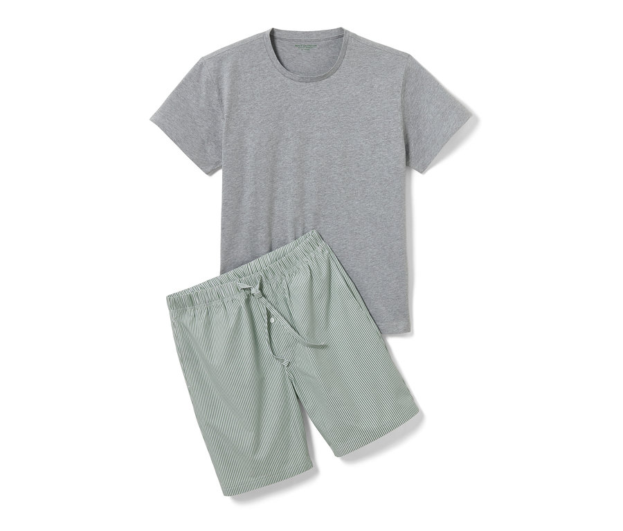 Graues T-Shirt und Shorty-Pyjama mit gewebter Hose mit weißen und grünen Streifen.