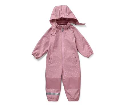 Rosa Kinder-Softshell-Einteiler mit weißen Punkten auf weißem Hintergrund.