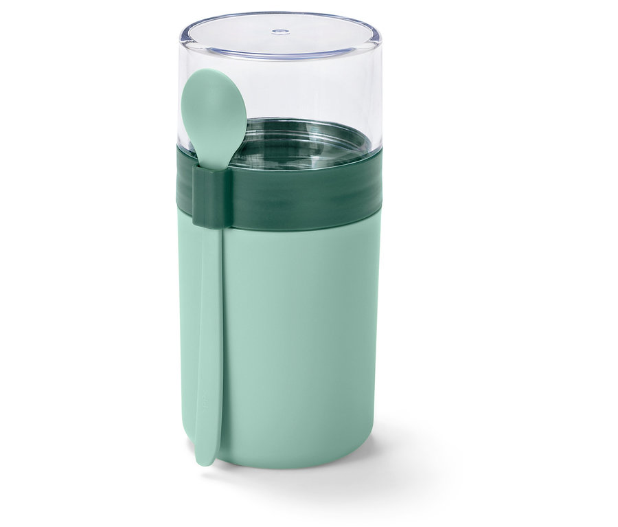 Ein grüner Lebensmittelbehälter mit transparentem Deckel und einem grünen Löffel, der an der Seite befestigt ist.