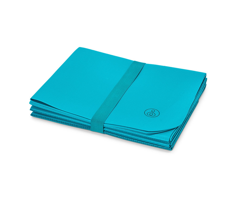 Die faltbare Reise-Sportmatte ist zu einem Rechteck gefaltet und mit einem Gummiband fixiert.