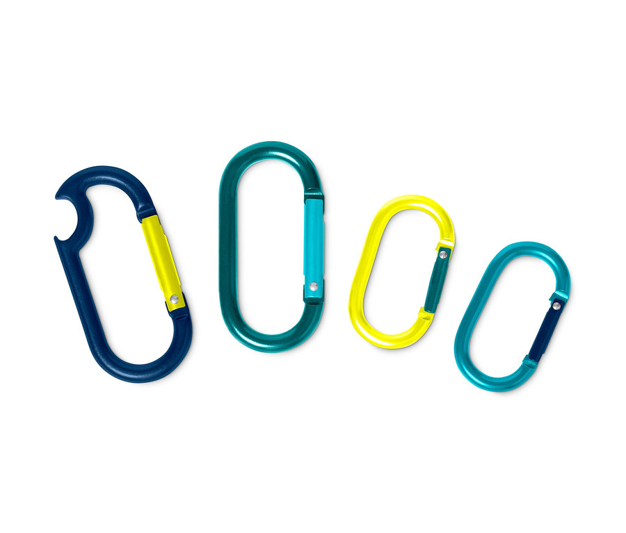 Vier Karabinerhaken in verschiedenen Farben.