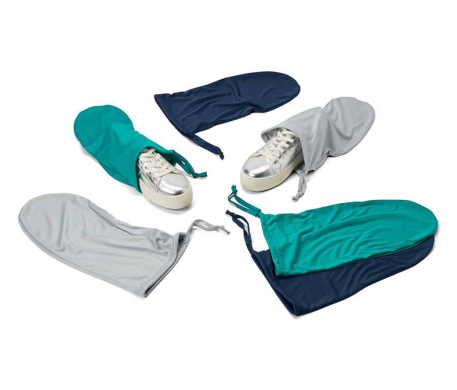 Silberne Turnschuhe in blauen, grünen und grauen 6 Reise-Schuh- und Wäschebeutel.