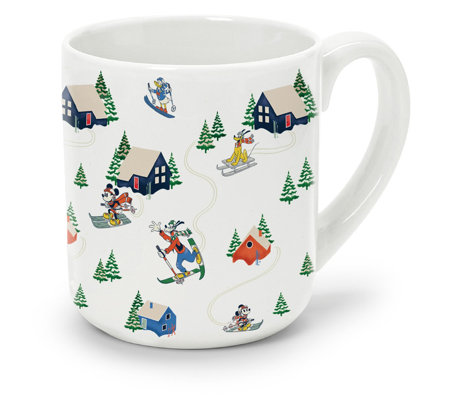 Weißer Becher mit Comiczeichnungen von Mickey Mouse und Goofy beim Skifahren.