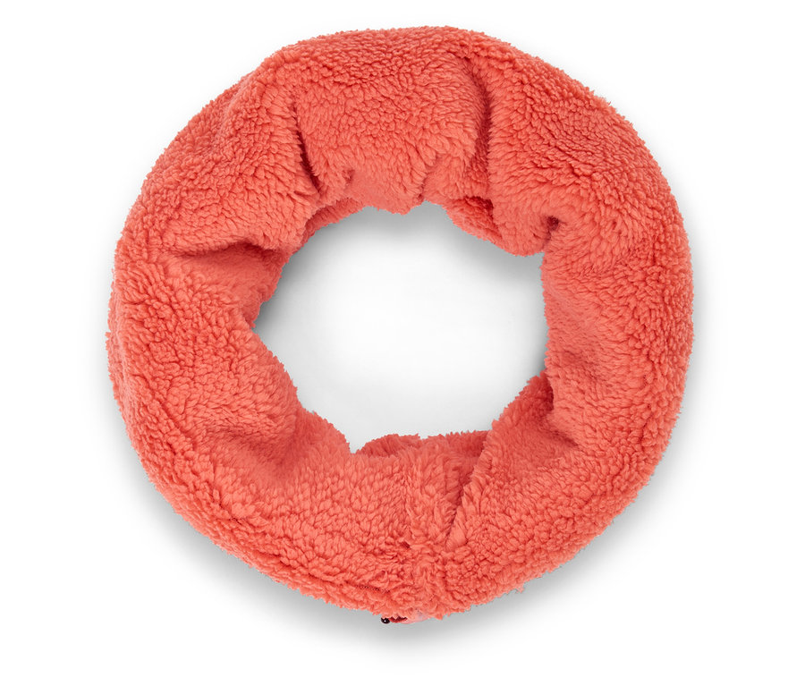 Korallenfarbener Kunstfell-Loop-Schal auf weißem Hintergrund.