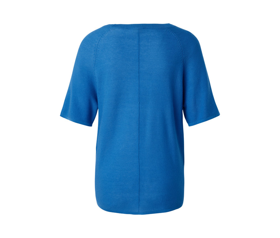 Detailansicht der Rückseite eines kobaltblauen Feinstrick-Shirts.
