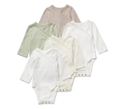 Fünf Baby-Bodys mit Mitwachsfunktion in Weiß-, Beige- und Grüntönen.
