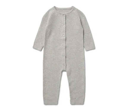 Grauer Baby-Strickoverall mit Knöpfen.