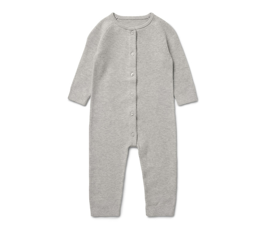 Grauer Baby-Strickoverall mit Knöpfen.