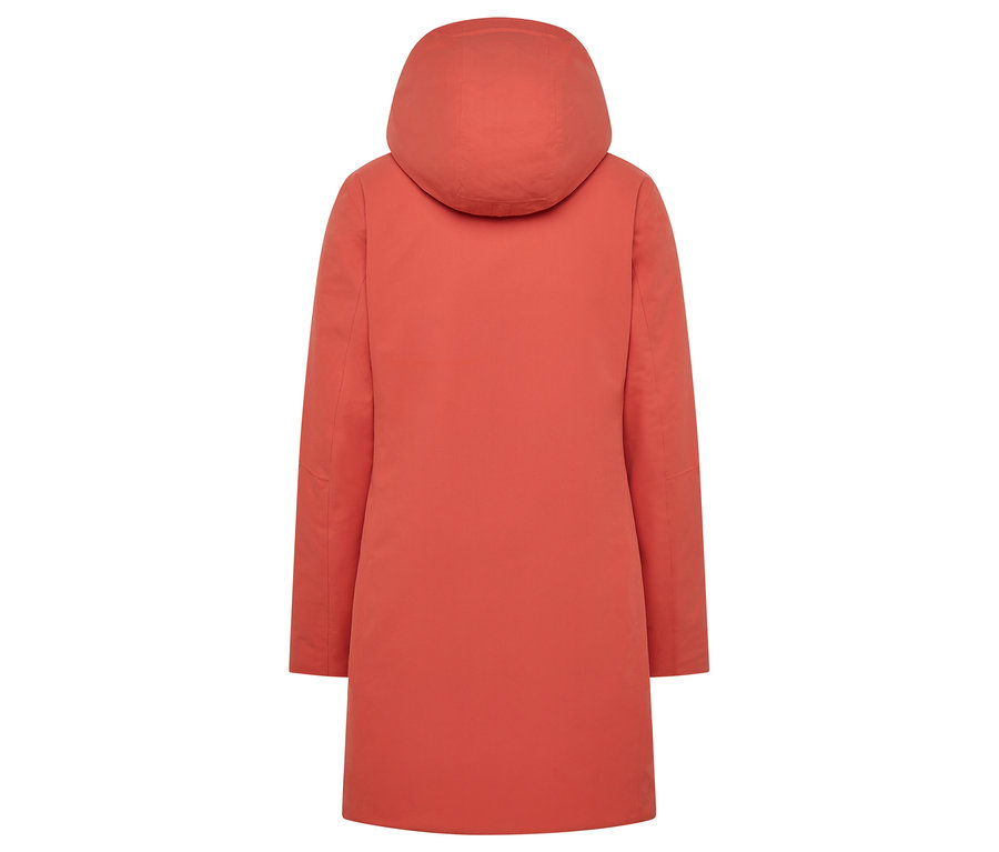 Rückansicht eines korallenroten Mantels mit Kapuze.