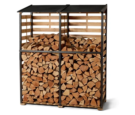 Ein Holzschuppen mit schwarzem Dach und braunem Holz, das darin gelagert wird.