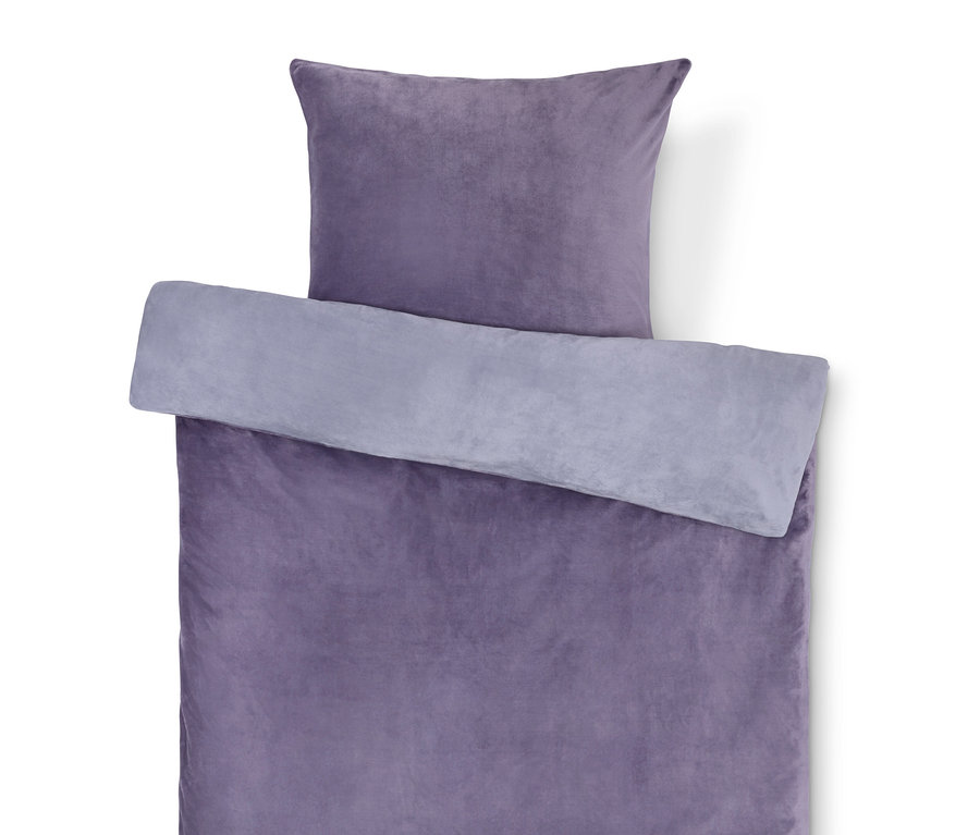 Lila Bettwäsche und Kissen mit grauem Rand.