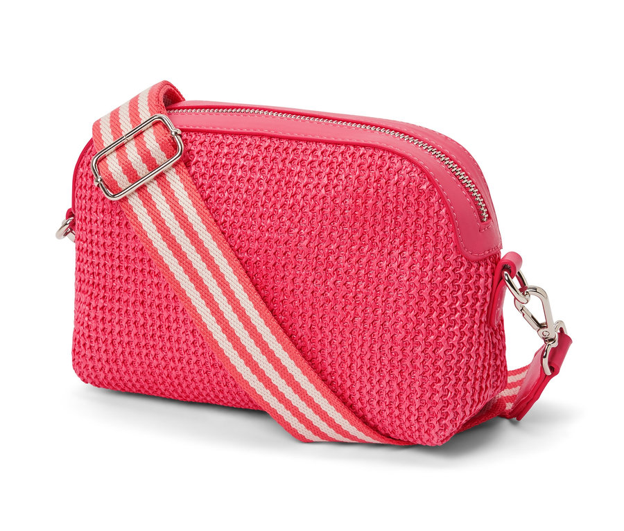 Detailaufnahme einer pinken Umhängetasche mit gestreiftem Riemen.