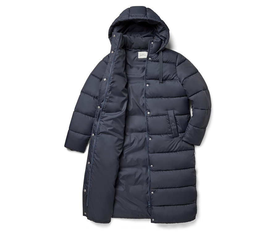 Geöffnete, lange, dunkelblaue Daunenjacke mit Kapuze.