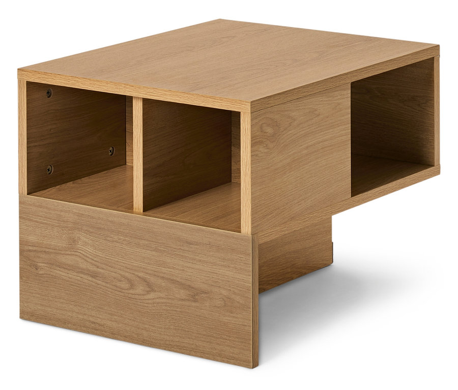 Hellbrauner Couchtisch aus Holz mit offenen Staufächern.