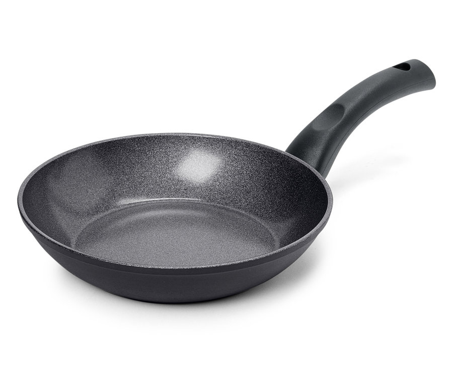 Eine graue Bratpfanne mit schwarzem Griff liegt auf einem weißen Hintergrund.