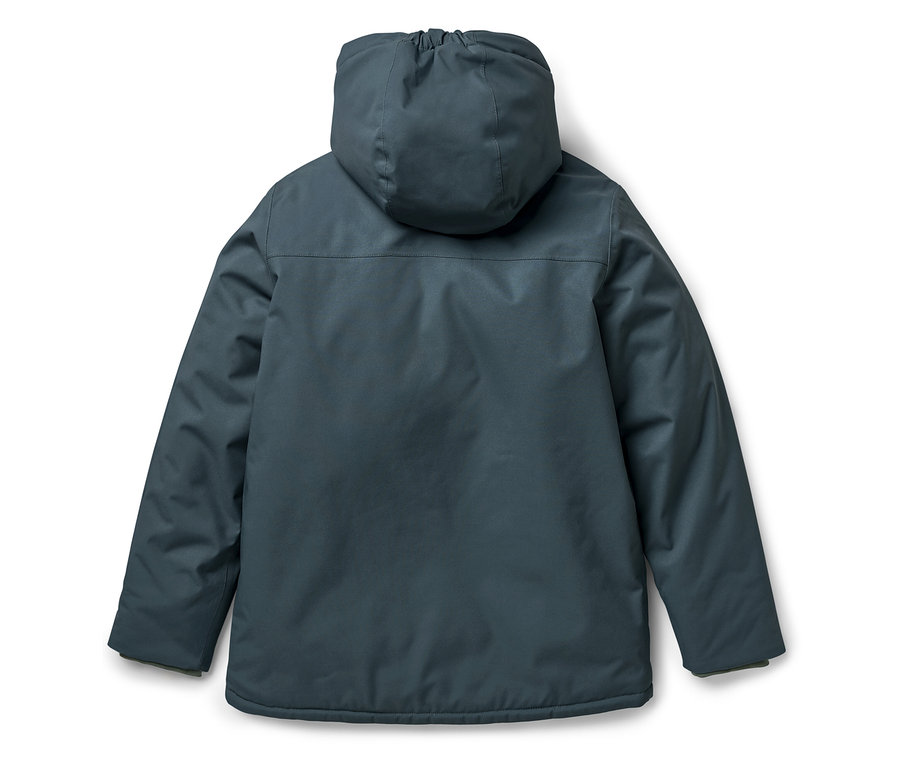 Rückansicht einer dunkelblauen Winterjacke mit Kapuze.