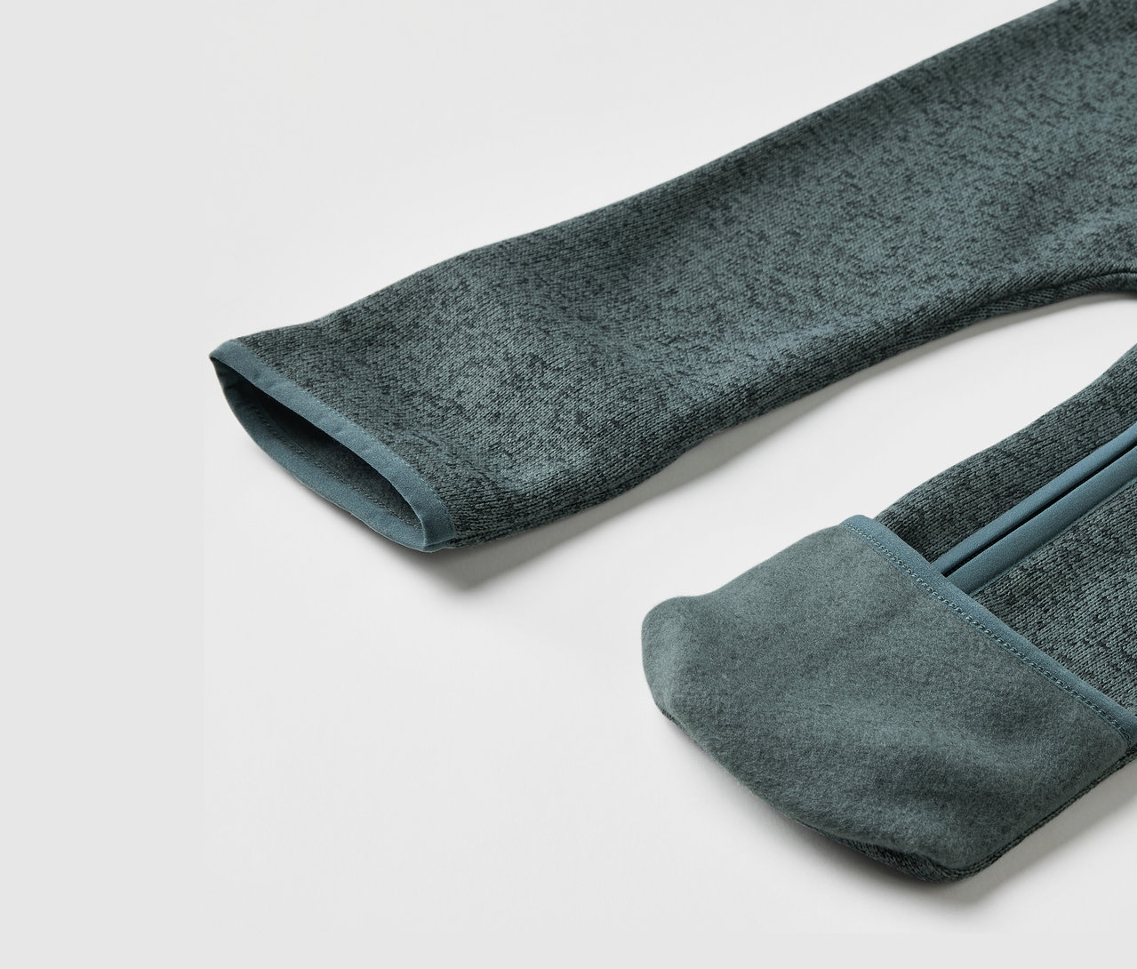 Detailansicht eines Baby-Strickfleece-Overalls.