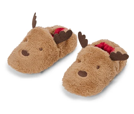 Zwei braune, flauschige Babyschuhe im Rentier-Design mit rotem Innenfutter.