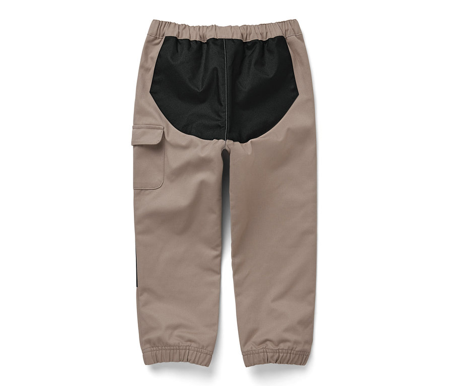 Eine Kinder-Outdoorhose in Braun mit schwarzem Einsatz im oberen Bereich und einer Tasche am Hosenbein.