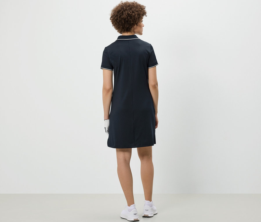 Frau von hinten in einem Sportkleid.